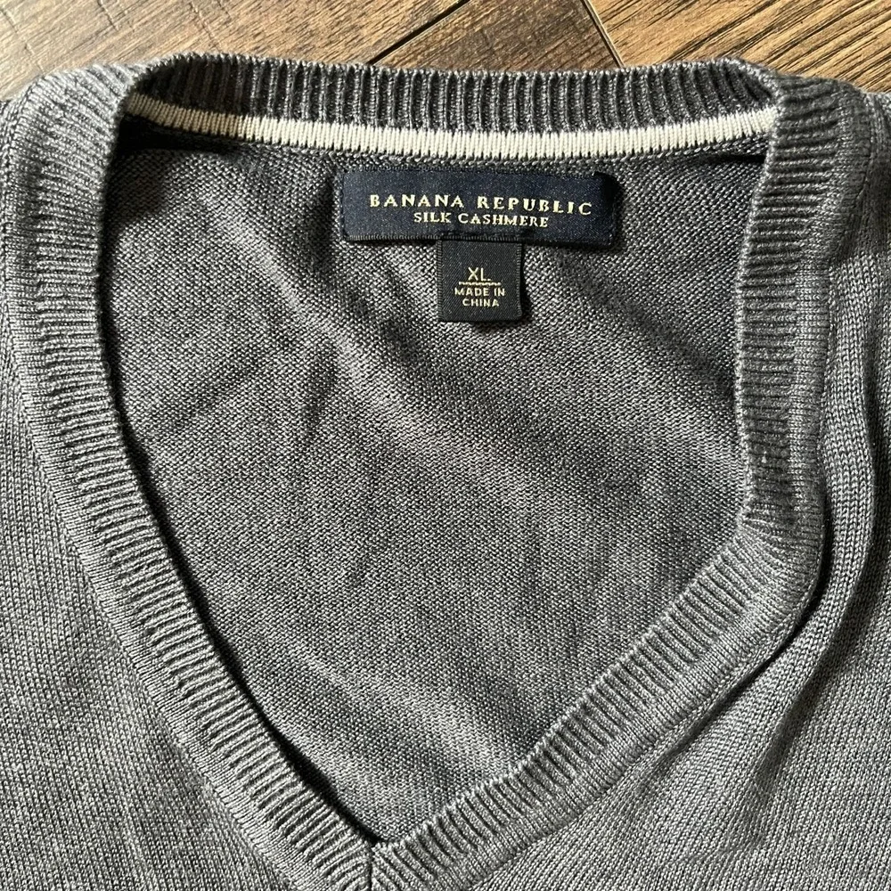 Banana Republic Mens XL Grey Silk Cashmere Blend V-Neck Sweater Fine Knit Luxury